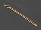 un bracelet en or 18 carats muni d'un fermoir