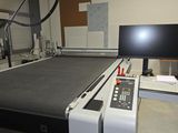 une grande machine placée au milieu d'une pièce