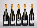 quatre bouteilles de vin alignées les unes à côté des autres