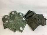 un tas de vêtements militaires posé sur une surface blanche