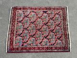 un tapis rouge et bleu posé par terre