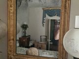 un miroir accroché au mur au-dessus d'une lampe