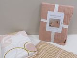 Deux serviettes sont posées sur une table blanche, à côté d'une boîte.