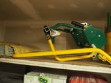 un tuyau jaune raccordé à une machine verte