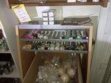 une armoire remplie de bouteilles et de bocaux