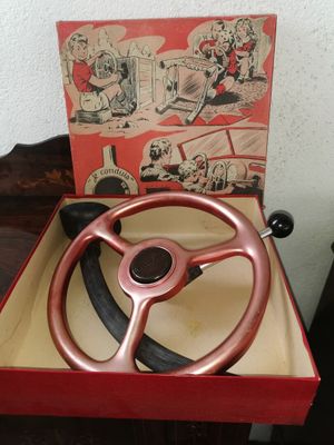 une boîte rouge contenant un volant
