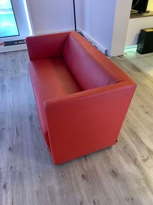 un canapé rouge placé au milieu d'un salon