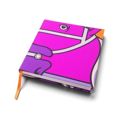 un gros plan sur un cahier violet sur lequel est posé un sac violet