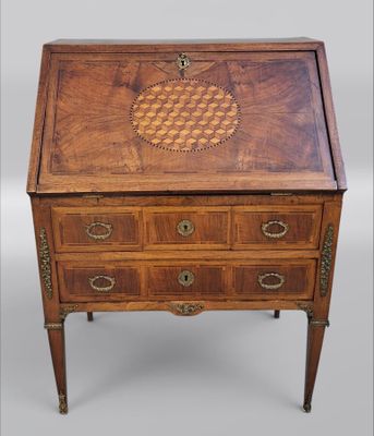 un bureau ancien avec un plateau en bois et des tiroirs
