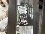 une boîte sur laquelle est collé un autocollant, posée par terre