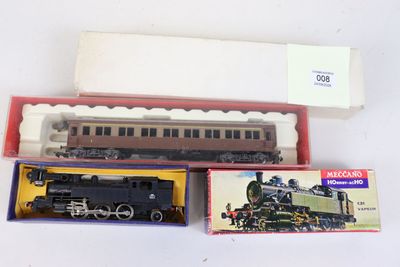 une boîte avec un train dessus et une boîte avec un train dessus