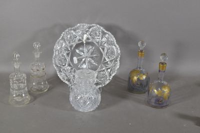un grand nombre d'objets en verre posés sur une table