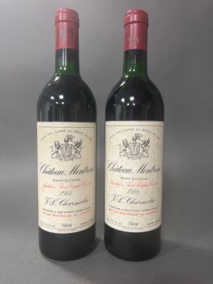 deux bouteilles de vin rouge posées l'une à côté de l'autre sur une table