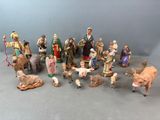 de nombreuses figurines représentant des personnes et des animaux, disposées en cercle
