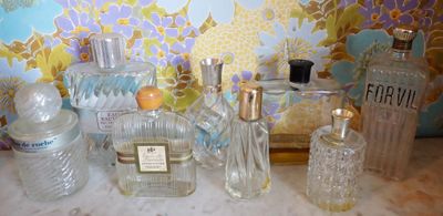 de nombreux flacons de parfum de toutes sortes posés sur un comptoir