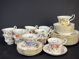 beaucoup de tasses et de soucoupes empilées les unes sur les autres