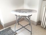 une table blanche ornée d'un motif en noir et blanc