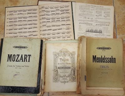 un grand nombre de livres posés sur une table