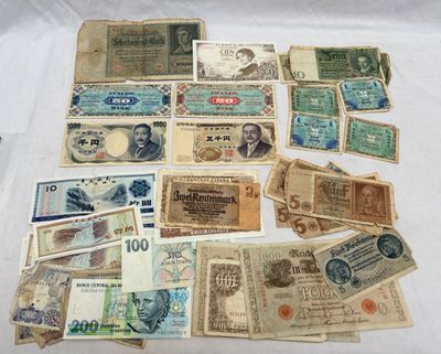 il y a toutes sortes de billets sur la table