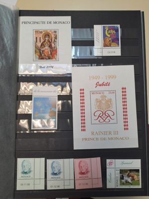 la photo d'un livre portant de nombreux timbres