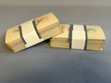 deux piles de papier rayées de noir et de blanc