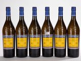 six bouteilles de vin sont alignées sur une surface blanche