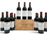 six bouteilles de vin rouge dans une caisse en bois sur fond blanc