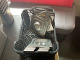 un panier rempli de casseroles et de poêles posé sur une table
