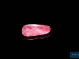 un quartz rose posé sur une surface noire
