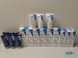 plusieurs tubes de produits d'hygiène bucco-dentaire posés sur une table à côté d'une boîte de dentifrice
