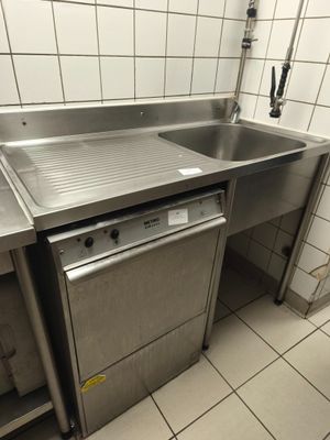 un évier en inox et un lave-vaisselle dans une cuisine