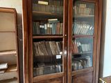 une bibliothèque remplie de livres dans une pièce