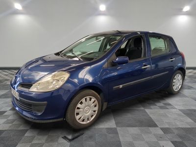 la voiture bleue est garée dans le garage sur le sol en damier