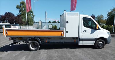 un camion blanc garé dans un parking