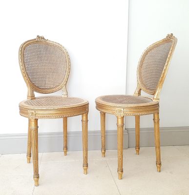 deux chaises assises l'une à côté de l'autre sur le sol