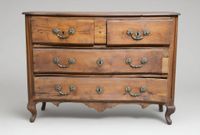 Commode en noyer de forme légèrement mouvementée (photo 3)
