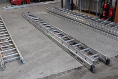 deux échelles métalliques qui se trouvent dans un garage