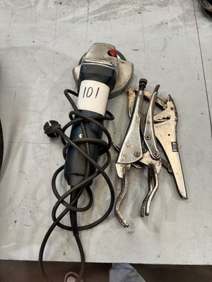 plein d'outils posés sur une table à côté d'une paire de chaussures