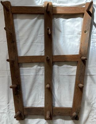 un support en bois muni de quatre chevilles en bois