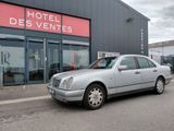 une voiture argentée garée devant l'Hôtel des Ventes