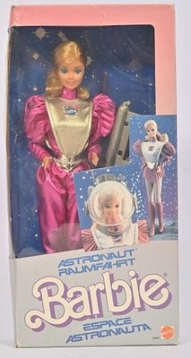 une photo d'une poupée Barbie astronaute dans sa boîte
