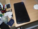 un téléphone portable posé sur un bureau