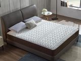 un lit sur lequel est posé un matelas dans une pièce