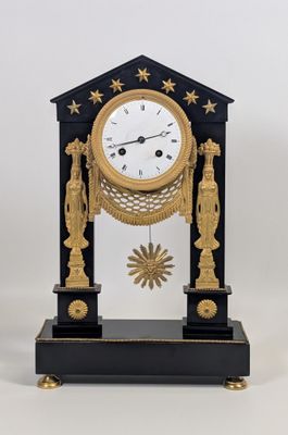 une horloge noire et or posée sur une table