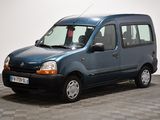 une petite camionnette bleue garée sur un sol à damier