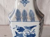 un vase bleu et blanc posé sur une table