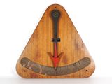 un objet en bois de forme triangulaire muni d'une échelle graduée