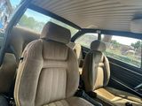 une vue de l'intérieur d'une voiture depuis le siège du conducteur