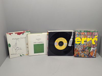 trois livres et un disque posés sur une étagère