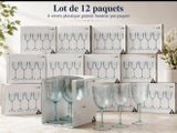 un grand nombre de verres à vin posés sur une table